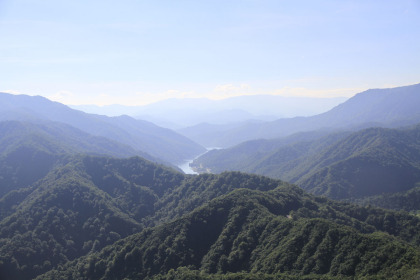 銀山湖が遠くに見えます。