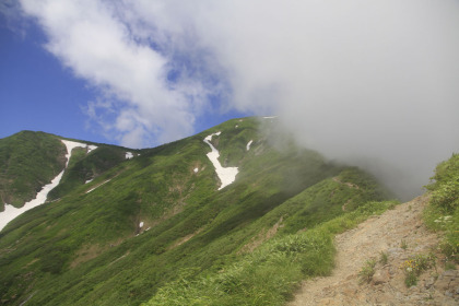 越後駒の頂は山小屋の影に隠れて見えません。