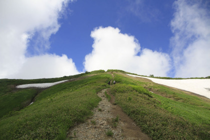 九合目小屋から中岳と越後駒の分岐に向けて登ります。左右に残雪が残っています。