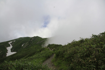ふり返ると山頂は深い雲に覆われていました。
