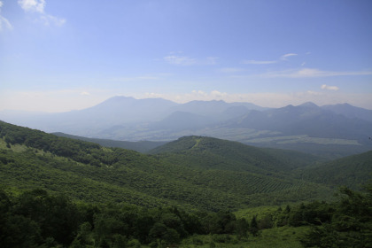 稜線から見える四阿山の裾野。