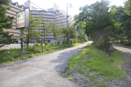 ここが入り口。殺生河原遊歩道の看板が目印です。