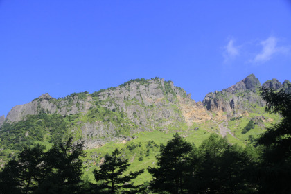 黒斑山などがある火山壁を見上げながらすすみます。