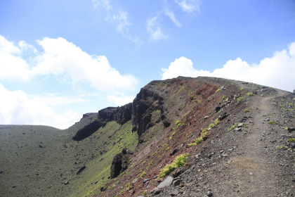 浅間前掛山の山頂が見えます。