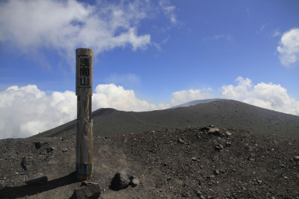 浅間前掛山の山頂。一般の登山者の浅間山への登山は禁止されているので、現時点ではここが浅間山の山頂とされています。