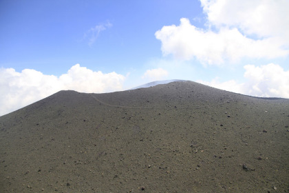 前掛山から見た浅間山の噴火口。ほとんど煙は出ていませんでした。