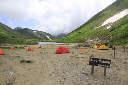当初のこの日のキャンプはこの双六小屋の予定でしたが、思ったよりも速いペースなので三俣山荘まで足を伸ばすことにしました。