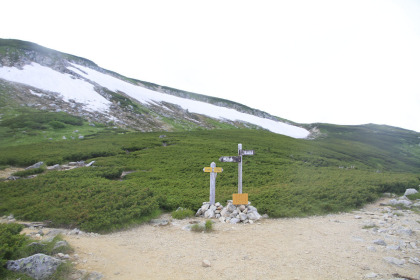 双六岳の登山道の下にある分岐。カールを通る道は残雪でアイゼンが必要と欠かれていましたが、翌々日に通過した時にはなくなっていました。