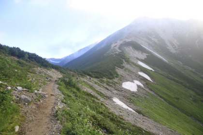 三俣山荘から鷲羽岳へ向かう稜線。