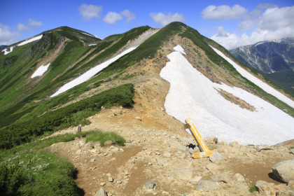 岩苔乗越。正面に見える山が祖母岳です。祖母岳を越えて雲ノ平へ向かうことが出来ます。