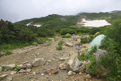 再び三俣山荘のキャンプ指定地に戻りました。荷物を置いて歩いてもよかったのですが、今後の登山のためにどの程度体力を消耗するか知っておきたかったので、あえて荷物を背負って黒岳まで往復しました。
