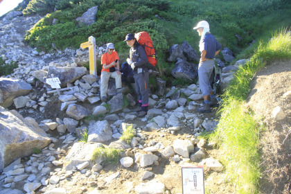 再び急峻な登り坂を上り、三俣蓮華岳の頂に行く道と巻道との分岐に出ました。