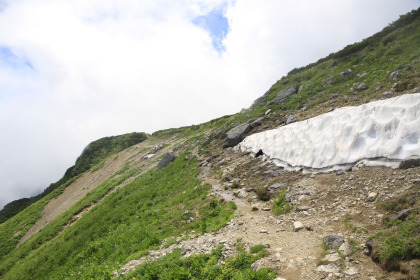 残雪の下の道を歩きます。