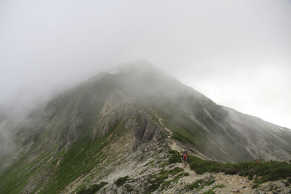 笠ヶ岳は雲に覆われてその膨大な山容のわずかしか見せてくれませんでした。