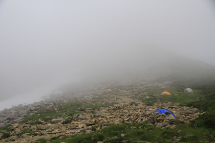 笠ヶ岳のキャンプ指定地。笠ヶ岳山荘まで急峻な岩の斜面を２００ｍほど下ったところにあります。