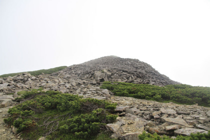 笠ヶ岳山荘から登ってゆく途中で山頂らしい円丘がみえまいた。てっきり山頂と思いましたが違いました。
