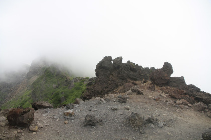 火山岩が登山道に散乱しています。
