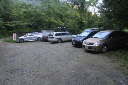 朝日鉱泉の脇にある一般者用の駐車場です。５、６台の車しか止めることは出来ません。