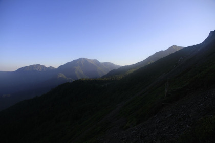 早朝らしい朝日を浴びたピークと影となった山塊のコントラスト。