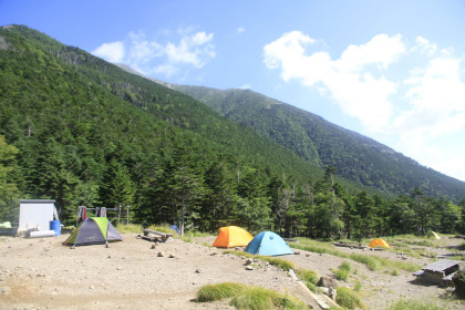 聖平のキャンプ指定地。すぐ横に山小屋もあります。