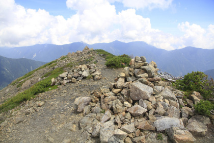 奥聖岳の頂。前聖岳よりもやや標高が低く３０００ｍにわずかに欠けます。