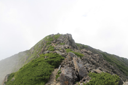 奥聖岳から前聖岳へ戻る方が登りの岩場で時間がかかります。