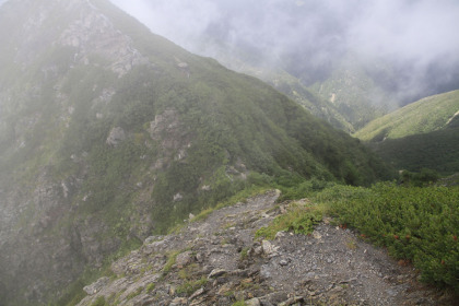 聖岳から兎岳への鞍部は急斜面です。