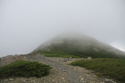 兎岳から百間洞山の家まではきつい勾配のピークをいくつか越えてゆきます。