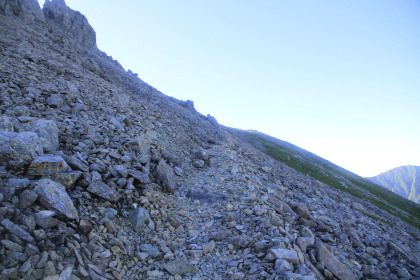 赤石岳の岩の斜面を登ります。