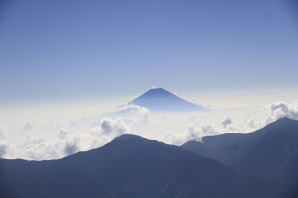 山頂付近から見えた朝日を浴びた富士山。