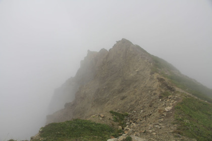 前岳の下は大崩落の跡があるようですが、霧のためほとんど見えませんでした。