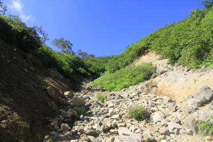 木道や階段が多い登山道ですが、一部に石の歩きにくい道があります。