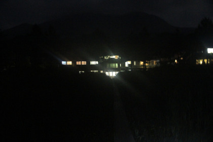 夜の尾瀬湿原に浮かぶ見晴の山小屋。歩く時の目印になりました。
