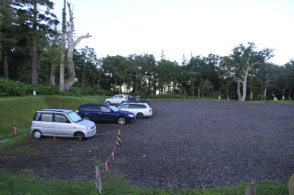 清岳荘の脇にある登山者用の駐車場。ここまでフラットな未舗装の林道を走ってきます。