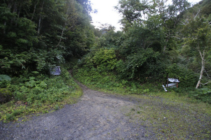 昔、清岳荘があった場所です。いまの清岳荘から約１ｋｍのところにあります。林道はここで終わります。