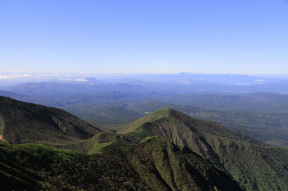 山頂から見た斜里岳の尾根筋。