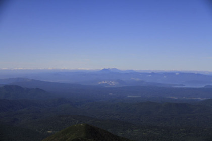 斜里岳の山頂から見た雄阿寒岳の方角。手前には屈斜路湖が見えます。