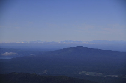 斜里岳から見た十勝連峰（左）と大雪山（右）。二つの山塊の間にオプタケシケ山とトムラウシ山が見えます。