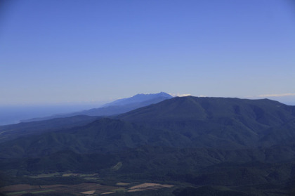 斜里岳の山頂から見た知床半島の方向。羅臼岳が見えます。