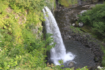 白竜の滝。滝壺の河原まで降りられる道があります。