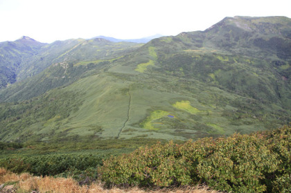 南暑寒岳の山頂から見た暑寒別岳との間のコル。急な下り坂であることがわかります。