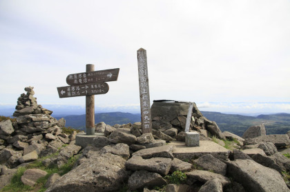 暑寒別岳の山頂。増毛地方の最高峰だけに周囲の山を一望できます。