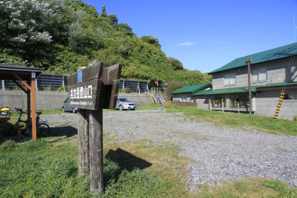 礼文島の東岸、中程にある内路（ないろ）の駐車場と登山口です。礼文岳と書かれた大きな標識が目印です。