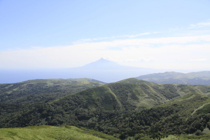 礼文岳の山頂から見た利尻島。
