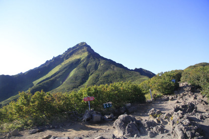 長官山。利尻山の山頂を望む第一級のポイントです。登りの際には絶好の休憩場所にもなります。