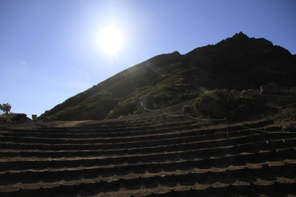 大規模な階段。登山者の激増で登山道の浸食が激しくなったために平成２０年度から改修工事が行われているそうです。