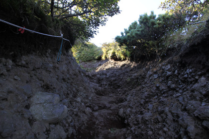 山頂まで深くえぐられた登山道で、砂礫のためにとても滑りやすくなっています。