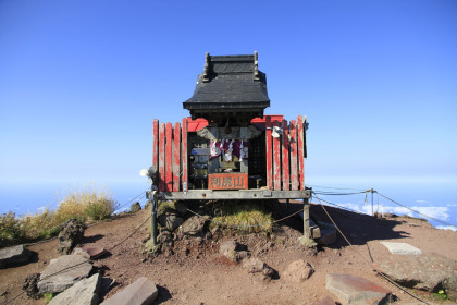 利尻山の山頂。祠が建っています。