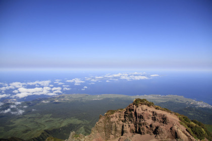 利尻山の山頂から見た沓形から鷲泊にかけての方向。礼文島は雲に隠れています。