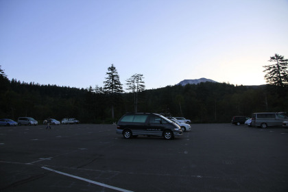 旭岳温泉の無料駐車場。午前中はすぐにいっぱいとなります。